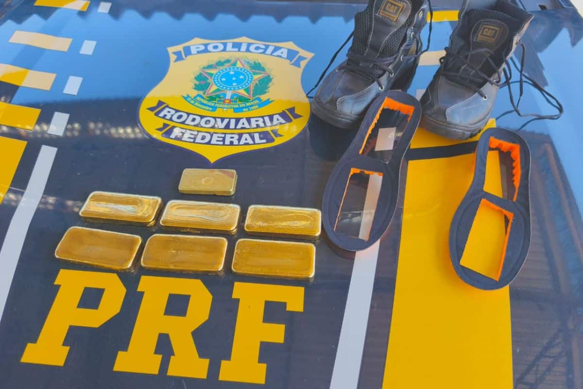 Passageiro é preso com 3,5 kg de ouro escondido em sapatos e tornozelos