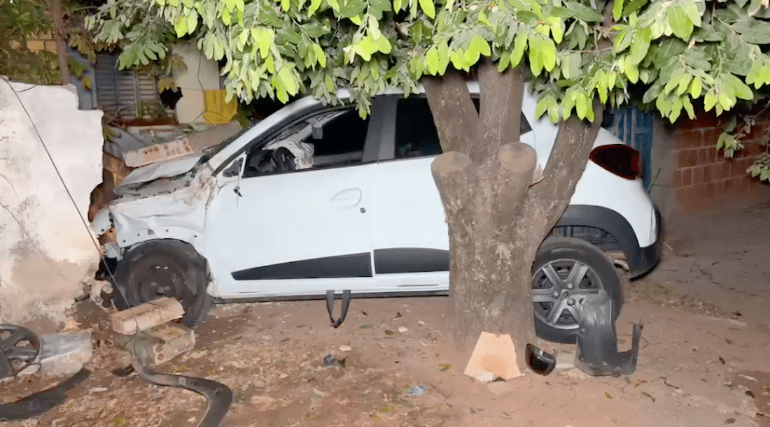 Após colisão com moto, carro fica desgovernado e atinge muro de imóvel em Sinop