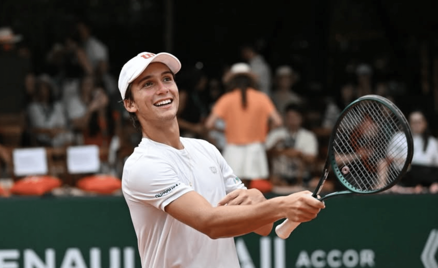 Tenista de MT estreia com vitória e avança às oitavas de final de torneio profissional na Paraíba