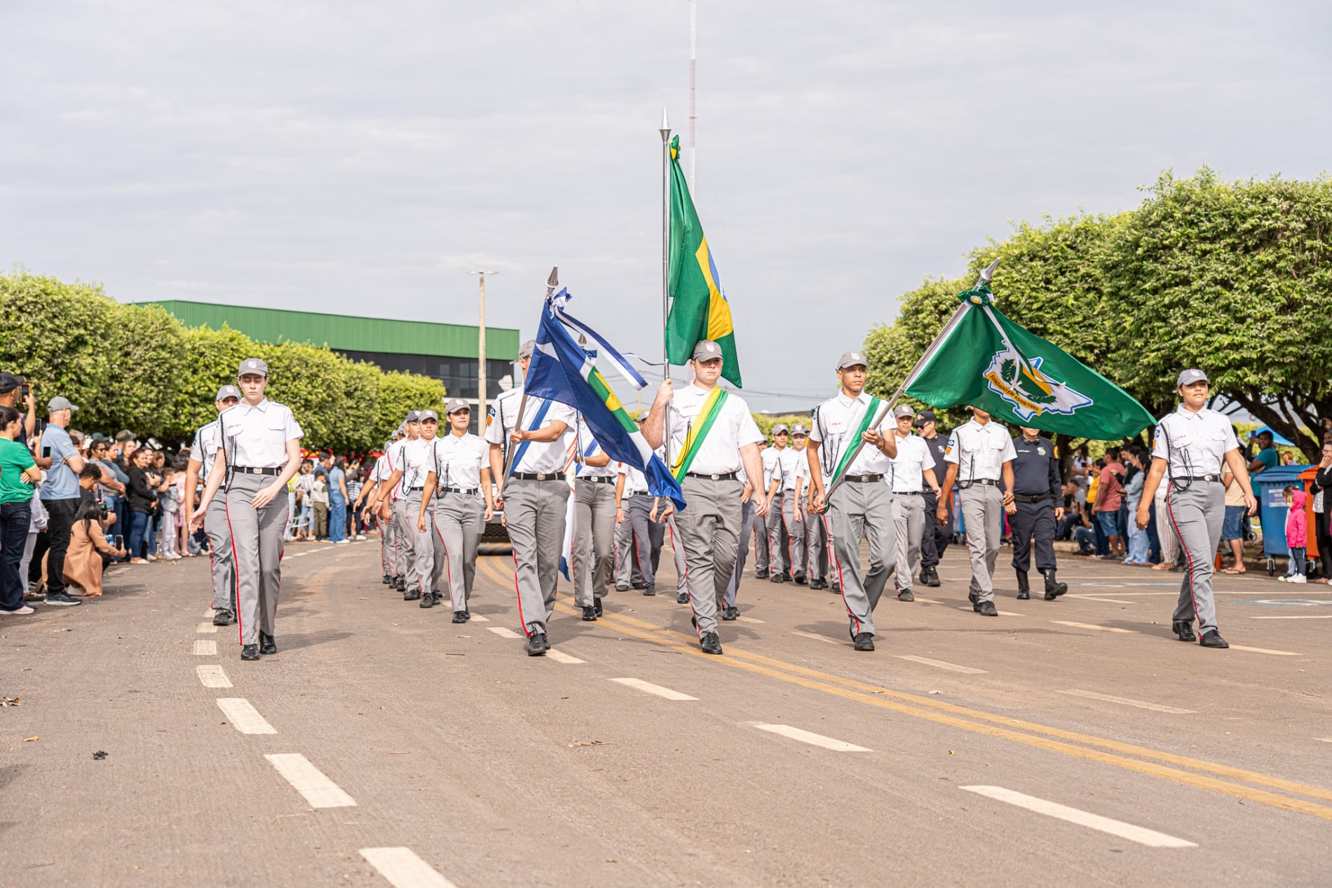 Desfile de 7 de Setembro reúne estudantes e instituições em Lucas do Rio Verde