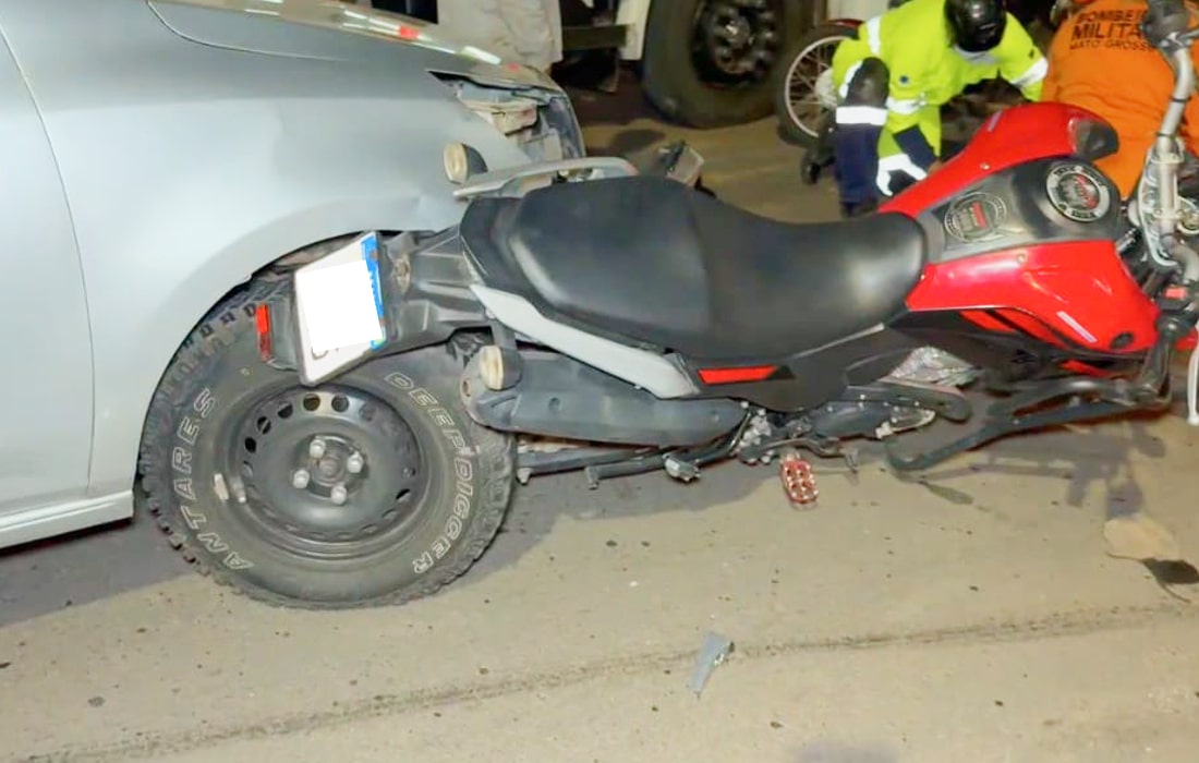 Moto fica “presa” em carro após colisão em Sinop; dois feridos