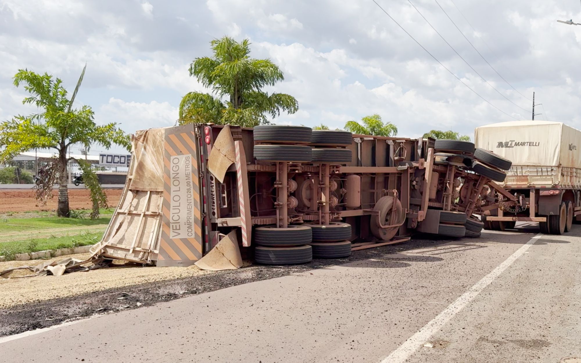 Carreta tomba e derrama carga na lateral da BR-163 em Sinop