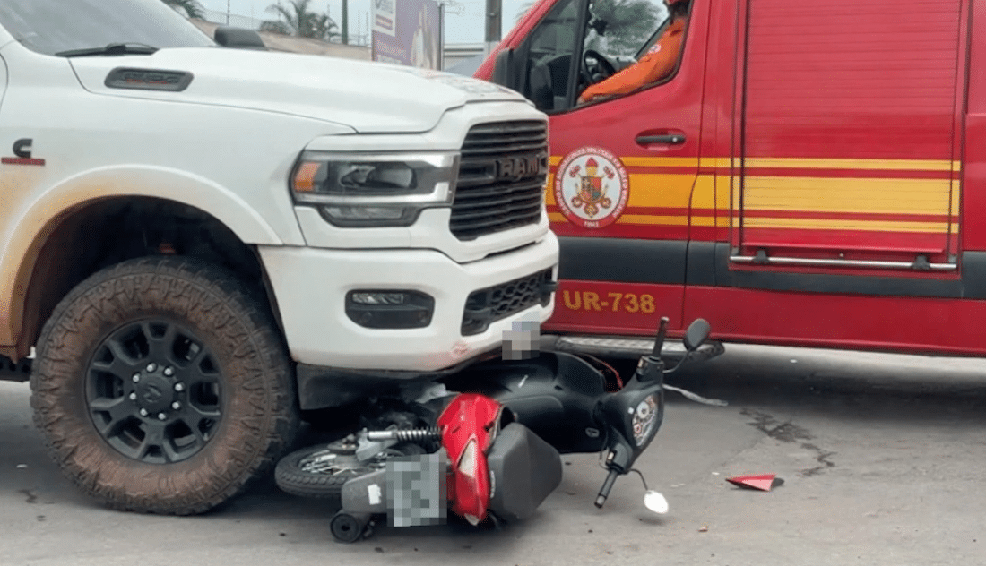 Moto fica presa sob caminhonete após colisão em rotatória de Sorriso; dois feridos