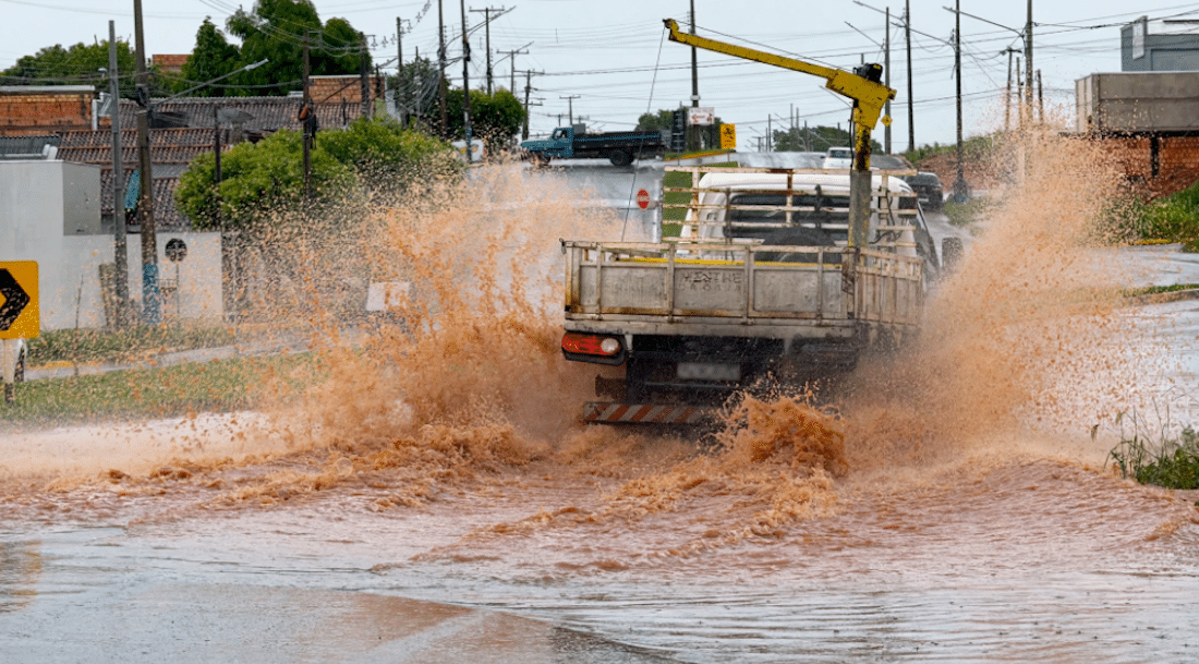 Chuva de 64 milímetros causa alagamentos e interdições em Sorriso, MT