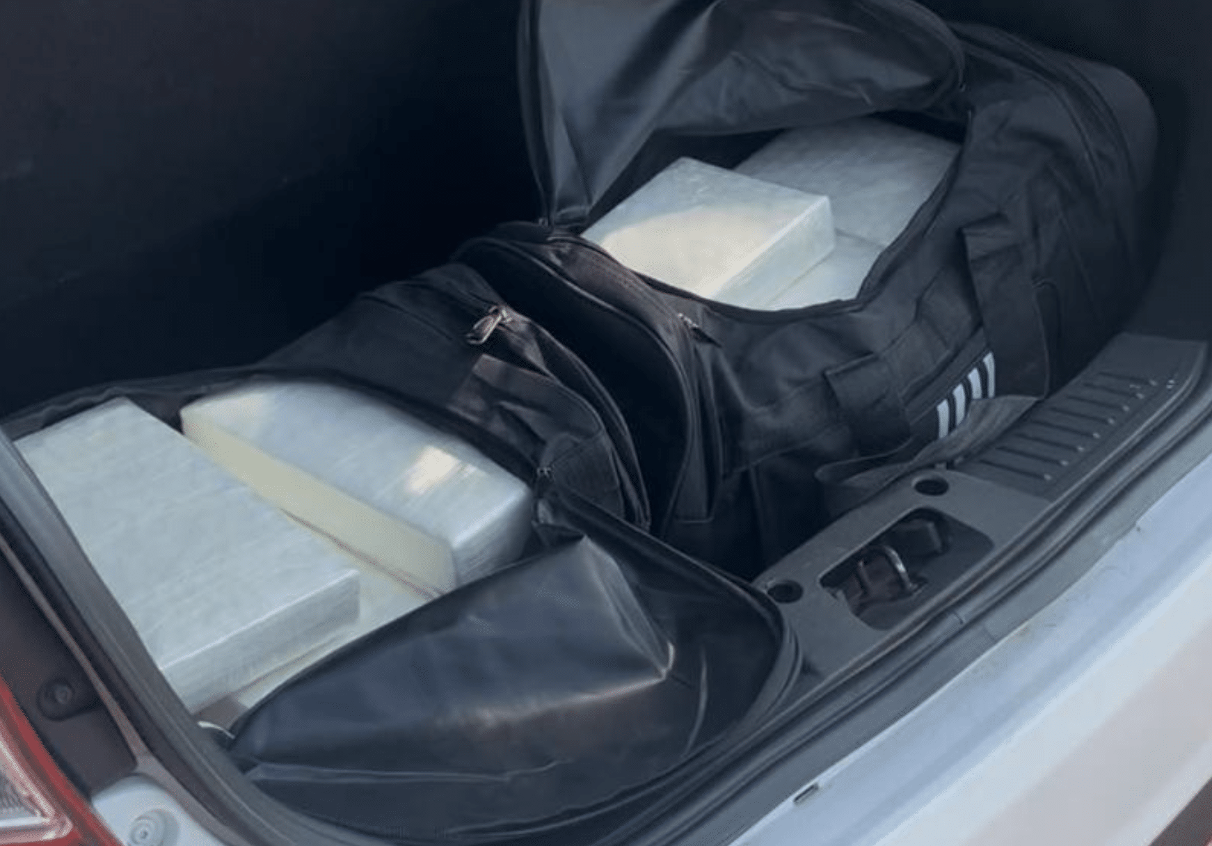 Motorista tenta fugir de abordagem e acaba preso com tabletes de cocaína em Mato Grosso
