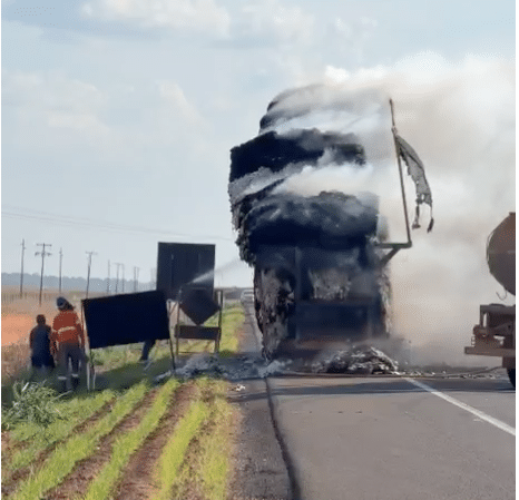 Carreta com carga de algodão pega fogo na BR-163 em Lucas do Rio Verde, MT
