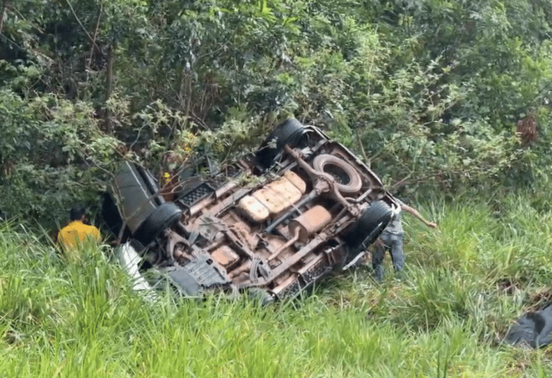 Carro com quatro pessoas capota entre Sorriso e Tapurah em MT