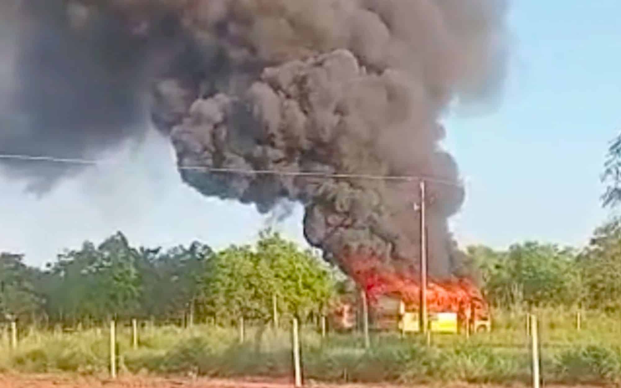 Incêndio destrói ônibus escolar em Mato Grosso