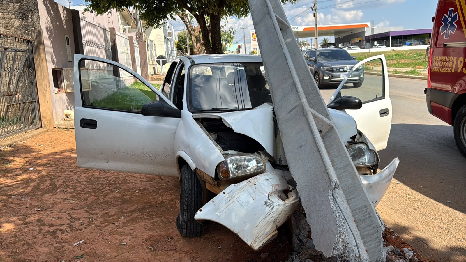 Motorista bate carro contra poste em Sorriso, MT