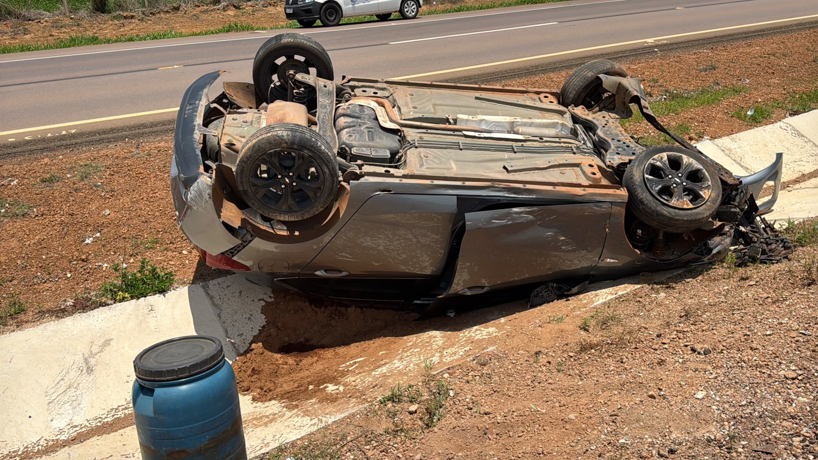 Carro capota após colisão com carreta na BR-163 em Sorriso